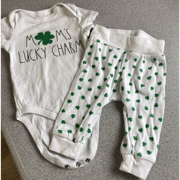 Rae Dunn Baby Mom's Lucky Charm Outfit Unisex 0-3 Months White St Patrick's Day - Picture 1 of 3